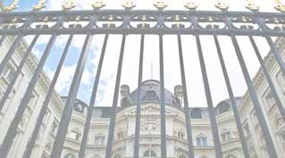 Grand portail métallique devant un bâtiment