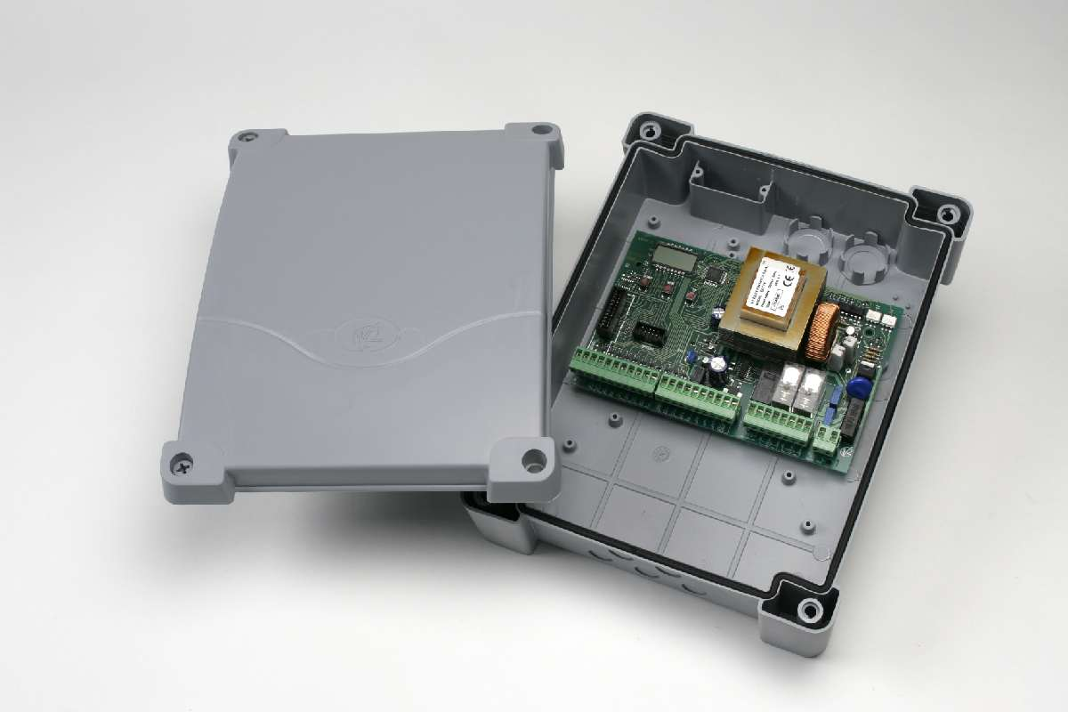 Armoire de commande G1 PRO ouverte montrant la carte électronique et le coffret