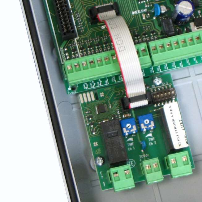 Détail du raccordement par nappe entre la carte G1 PRO et la carte option éclairage