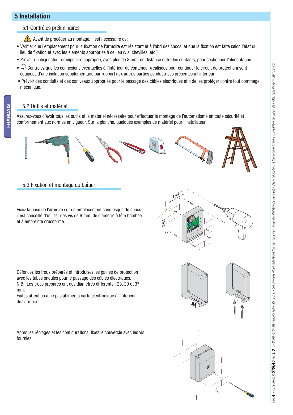 Étapes de fixation de la base, passage des câbles et montage du couvercle de l'armoire.