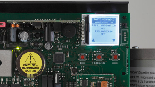 Carte électronique avec afficheur LCD affichant le menu Tasto Dinamico / Richiusura Automatica