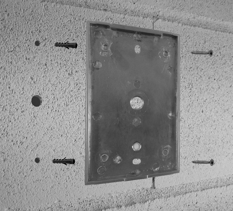 Couvercle arrière fixé au mur avec bagues et vis