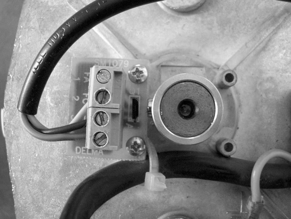 Senseur et aimant montés sur le carter du moteur