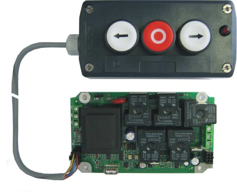 Boîte à boutons 3BP et carte électronique PIC 500 reliées par un câble