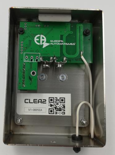 Intérieur du boîtier inox CLEA2 ouvert montrant la carte EA et l'étiquette de référence