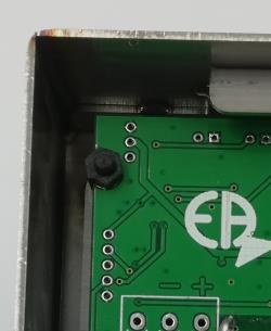 Détail de la carte électronique montrant les trous à ponter pour le reset usine