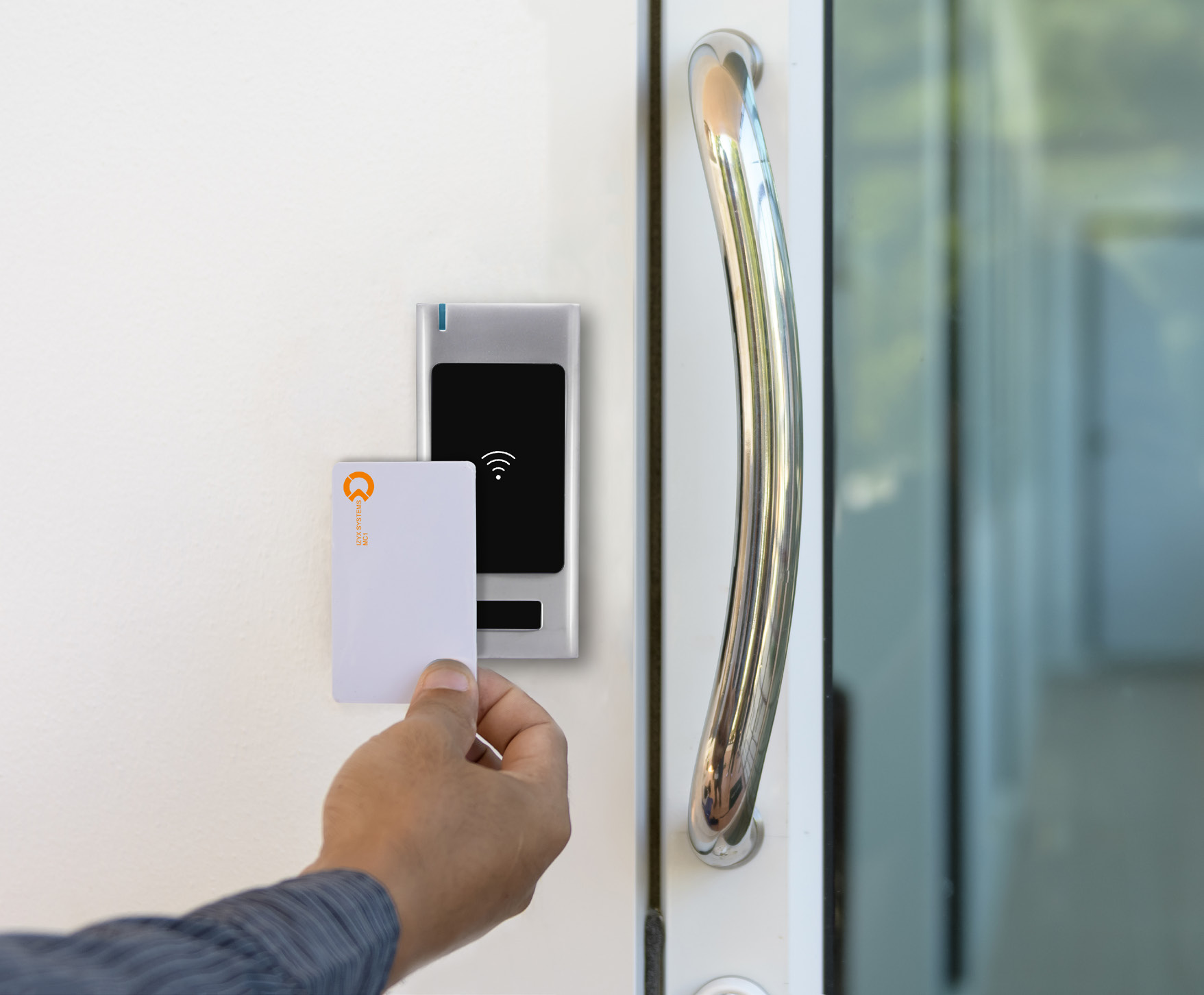 Lecteur RFID autonome antivandale AS610C2EM monté à côté d'une poignée de porte vitrée, présenté avec un badge RFID