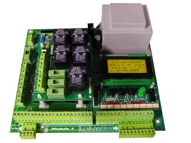 Carte électronique Modulis 3 avec relais SHC, transformateur et afficheur LCD affichant « Initialisation MODULIS en cours - Version 0.1.01 »