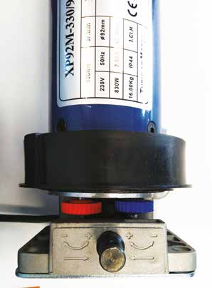 Tête du moteur montrant les molettes rouge et bleue de réglage des fins de course