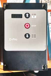 Armoire de commande D-Pro Automatic avec afficheur et boutons montée, STOP, descente