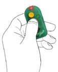 Main tenant une télécommande verte, appui sur le premier bouton