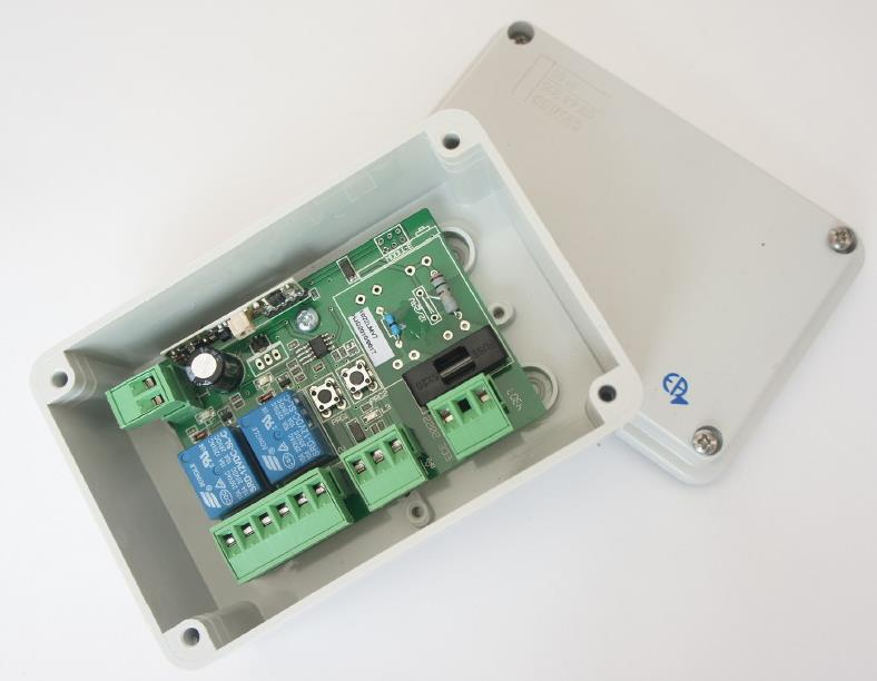 Récepteur EA222/EA242 dans son boîtier, carte électronique visible avec relais et borniers