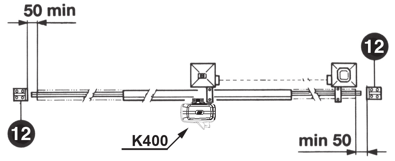 Schéma des distances minimales (50 mm) et emplacement des arrêts mécaniques 12 de part et d'autre du K400