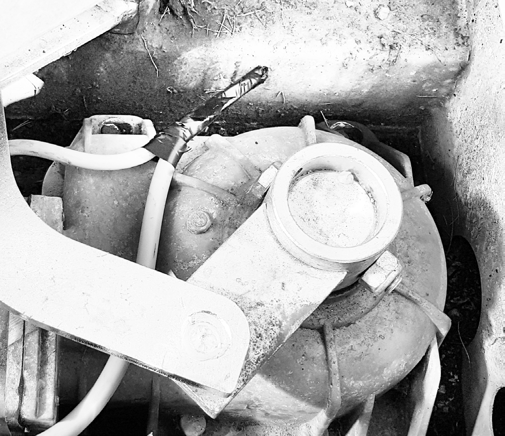 Câble électrique correctement raccordé avec connecteur étanche dans la caisse de fondation