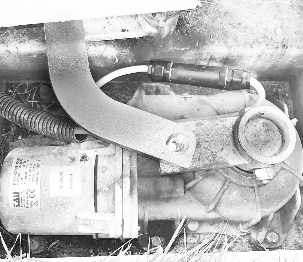 Câble électrique mal raccordé avec jointure non étanche dans la caisse de fondation